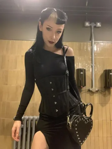 camgirllily webcam model from United Kingdom