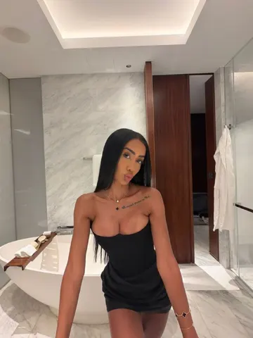Loulouuxo webcam model from London
