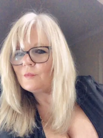 Rachals_Sweet_Kisses webcam model from United Kingdom