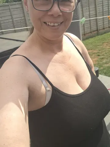 Janie-Inesse webcam model from United Kingdom