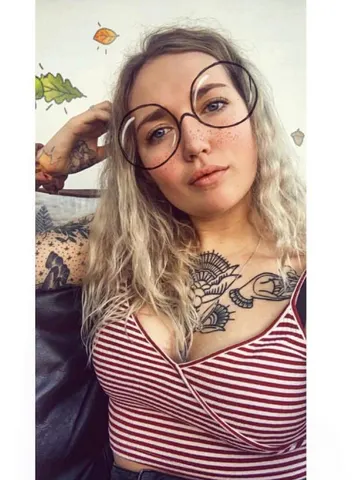 Rosie-Rose webcam model from Croydon