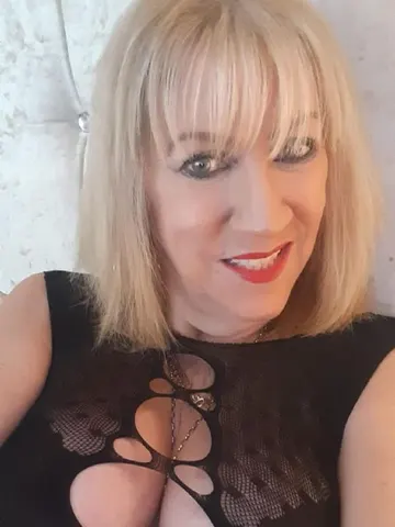 Blonde_Susanne webcam model from United Kingdom