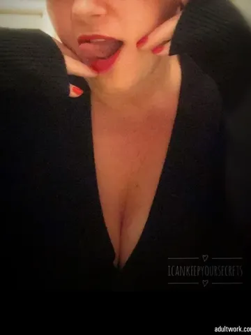 ICanKeepYourSecrets webcam model from United Kingdom