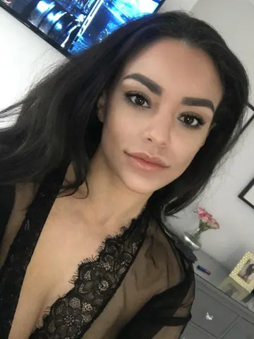 Lara_BritishStripper webcam model from United Kingdom
