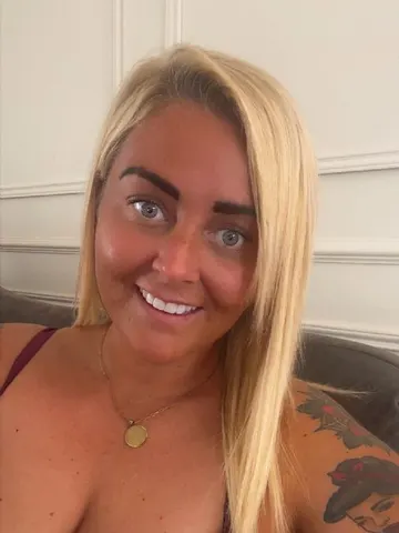 BustyLucy-x webcam model from Leeds