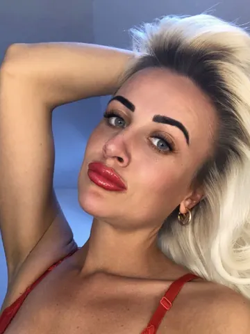 Summer_Valentino webcam model from London