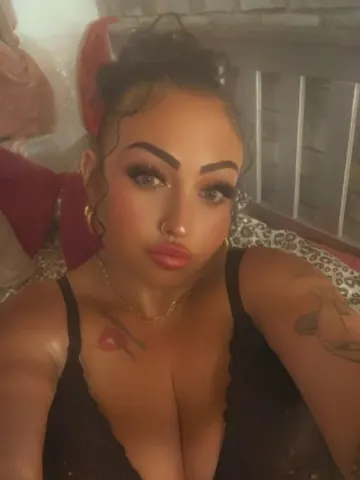 CurvyAndCorrupt webcam model from United Kingdom