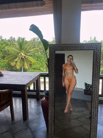 RobynLouise webcam model from United Kingdom