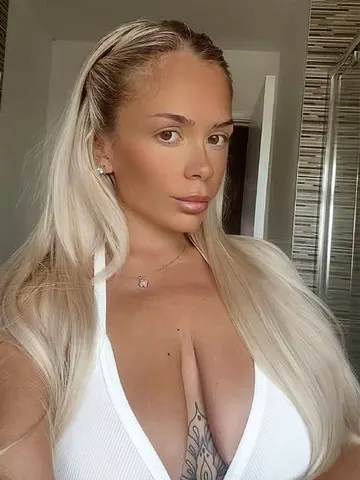 BUSTY_BLONDEYXXX webcam model from Buckinghamshire, Bedfordshire, London, Essex