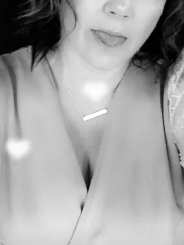 lou_alone webcam model from United Kingdom