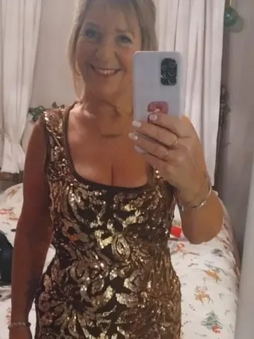SuziSmiles webcam model from United Kingdom