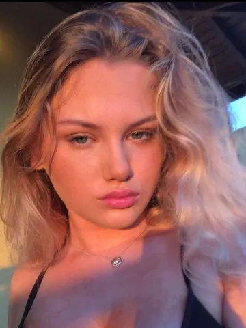 D_I_O_R webcam model from London