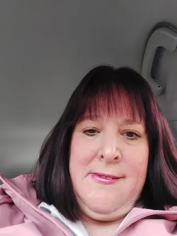 Louise-x webcam model from United Kingdom