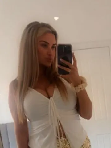 Bustyblondeprincessx webcam model from United Kingdom