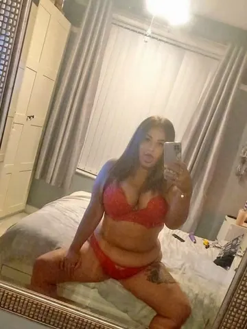LilyMaeRouge webcam model from Manchester