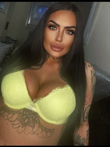 bella_mae webcam model from Brentwood, billeracy, Romford, Basildon 