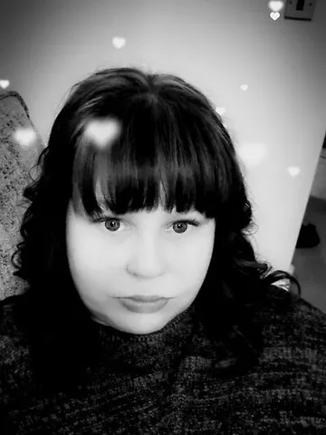 CurvyLouu webcam model from United Kingdom