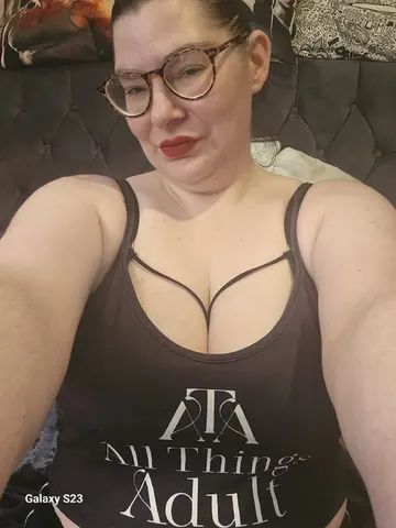 ZoeNextDoorx webcam model from North Lincolnshire 