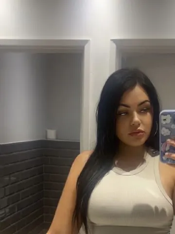 SarahWest webcam model from Milton Keynes