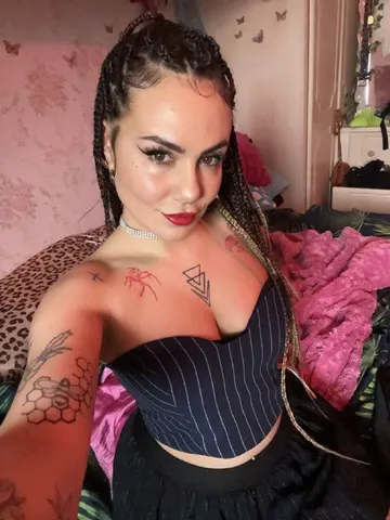 GoddessMJ webcam model from United Kingdom