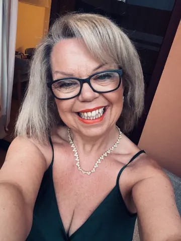 Polly-Dolly webcam model from United Kingdom