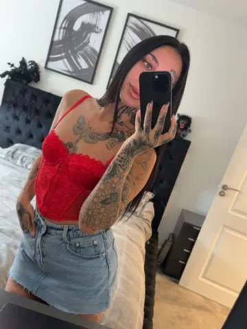 TattooedTrinity webcam model from United Kingdom