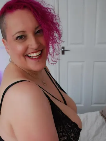 KrystalRose webcam model from United Kingdom