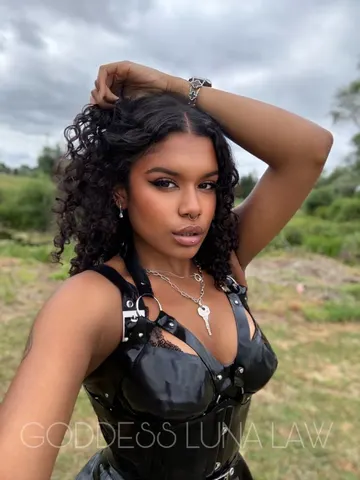 GoddessLunaLaw webcam model from Central
