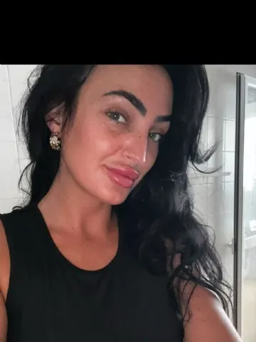 Cherry Lola webcam model from United Kingdom