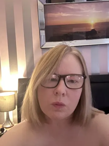 Shy-curvy-sienna webcam model from United Kingdom
