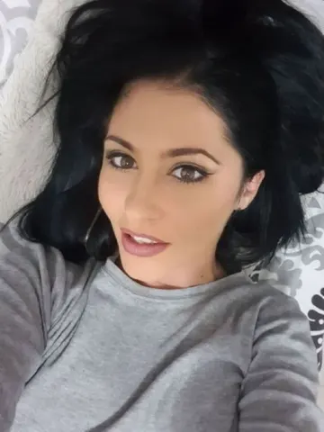 CarlaDelice webcam model from Romania