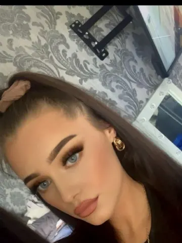 Pure Temptation x webcam model from United Kingdom