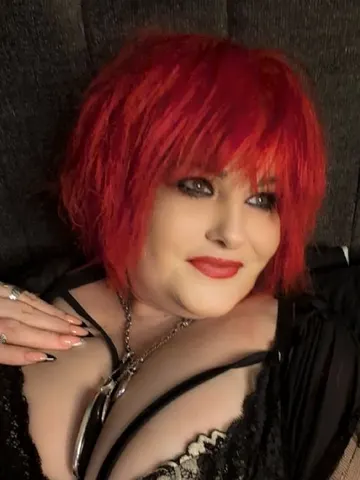 Homely-Curvy-Bwytch webcam model from United Kingdom