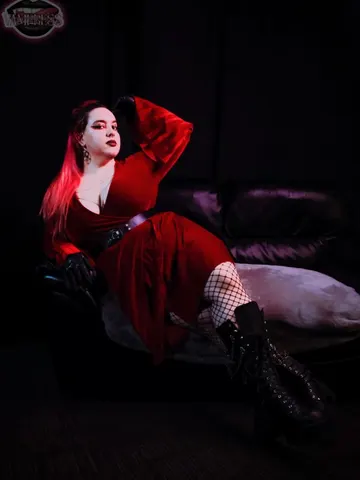 Vampress Velvet Vice webcam model from United Kingdom
