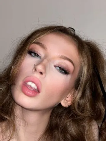 Miss_Scarlet_ webcam model from United Kingdom