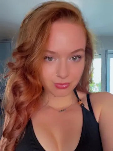 Tasty_AriRivers webcam model from United Kingdom