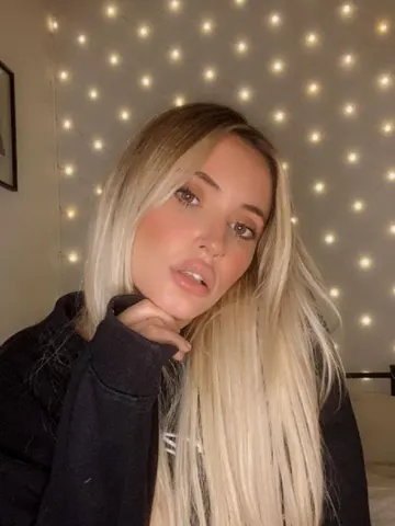 Bella-x webcam model from United Kingdom