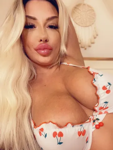 MIA_MALIBU webcam model from United Kingdom