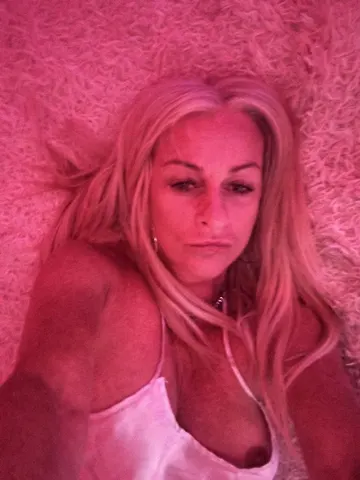 Sasha babe webcam model from United Kingdom