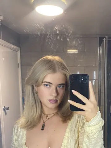 HotxHoney webcam model from United Kingdom