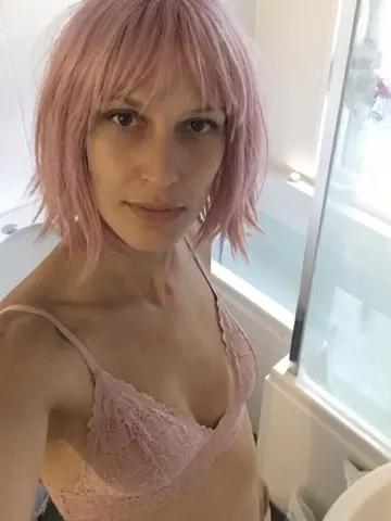 ManicPixiePenny webcam model from United Kingdom