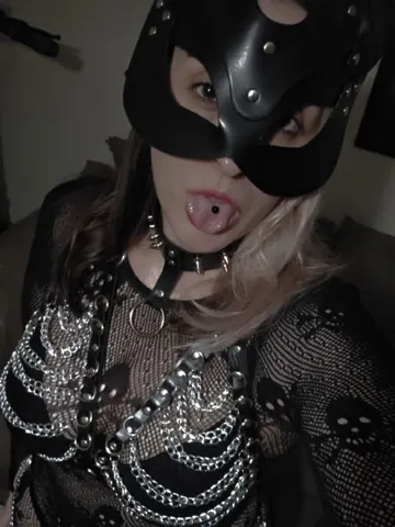 Kitten.in.chains webcam model from United Kingdom