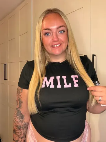 CurvyWetWife webcam model from United Kingdom