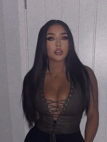 TiaMia23x webcam model from Manchester