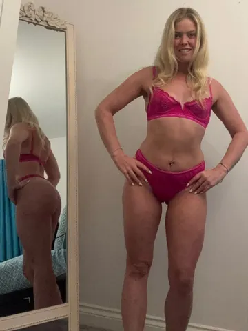 Angel-Betsy webcam model from United Kingdom