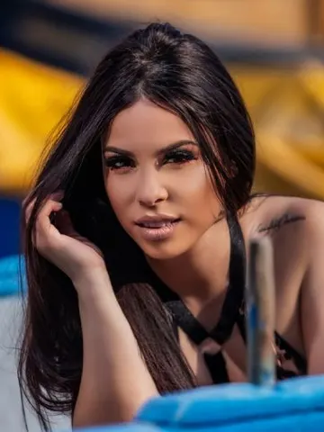 EllaRaven webcam model from Romania
