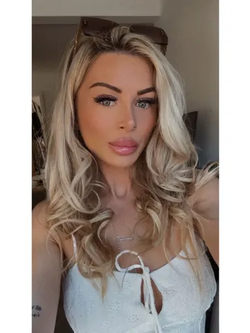 Xloulou webcam model from United Kingdom