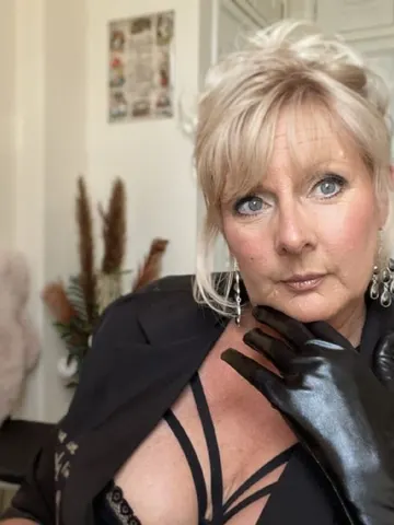 Sydney_Sims webcam model from United Kingdom