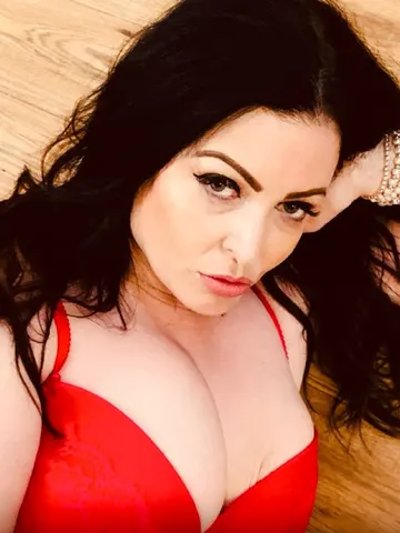 LadyScarlettCurvy webcam model from United Kingdom