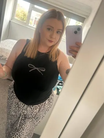LusciousLaLaxo webcam model from United Kingdom
